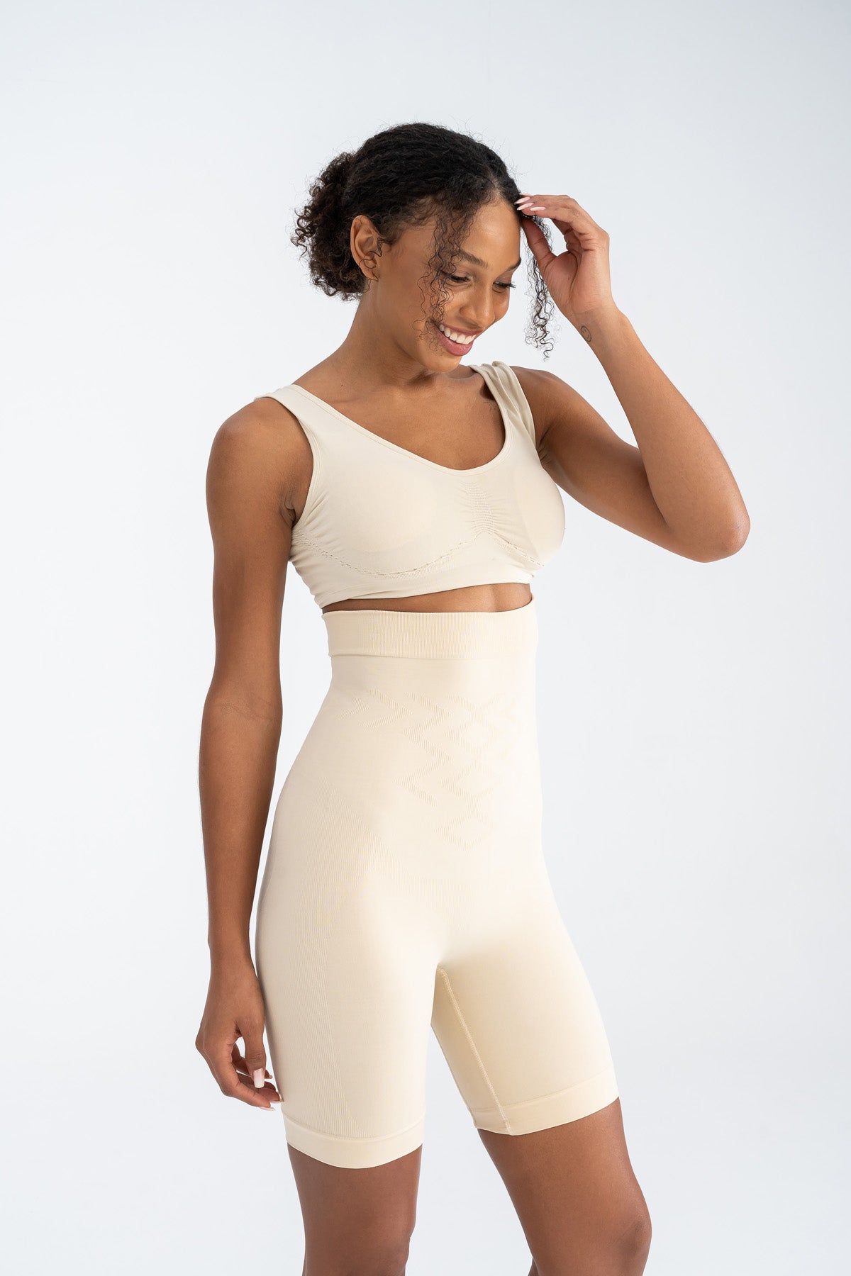 Toparlayıcı Diz Üstü Şort Korse Bej